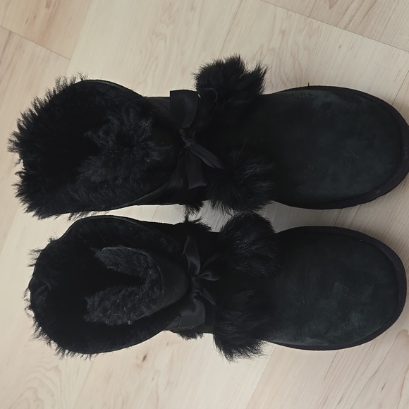 UGG Gita Bow Mini Boots, Black, Size 9 - Picture 4 of 9